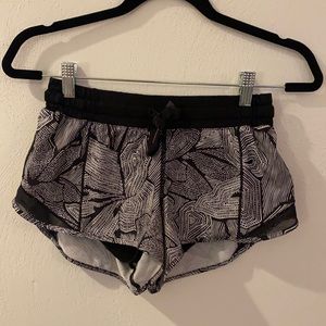 LULULEMON Hotty Hot Shorts 2.5” (size 4)